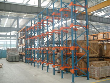 commande sélective dans des systèmes de support de stockage, rayonnage de niveau multi pour l'écoulement de carton